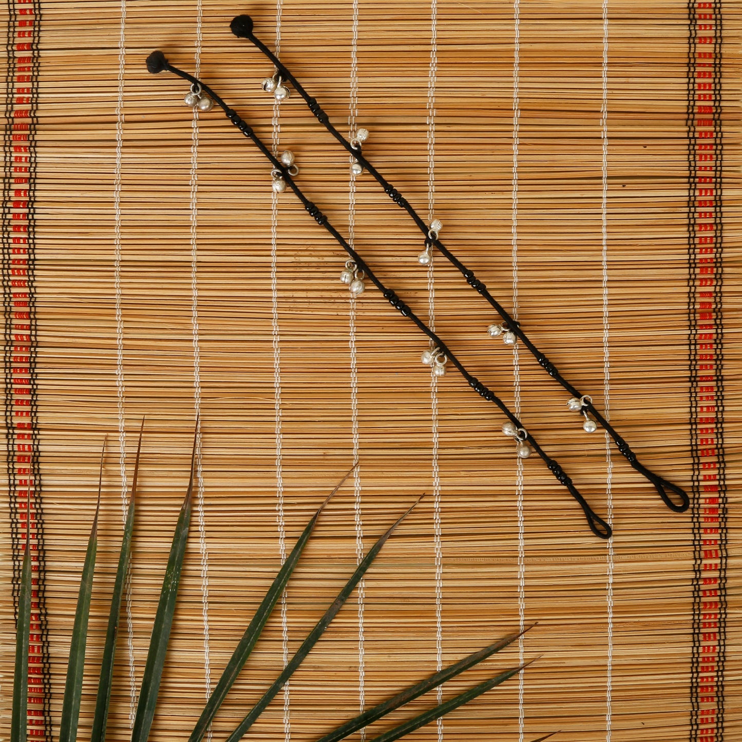 Experience the beauty of traditional craftsmanship with our Handmade Patwa Art Thread and Beadwork Anklet.
The skilled artisans of the Patwa tribal community in Rajasthan meticulously craft each piece.