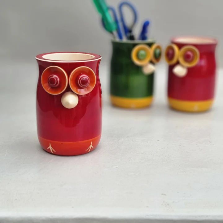 Table organizer in the shape of an owl. Comes in different colors. They are 100% handmade in Channapatna, India
